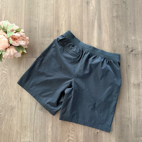 Menβs Under Armour Grey Hidden Tie Basketball Shorts - Picture 3 of 5